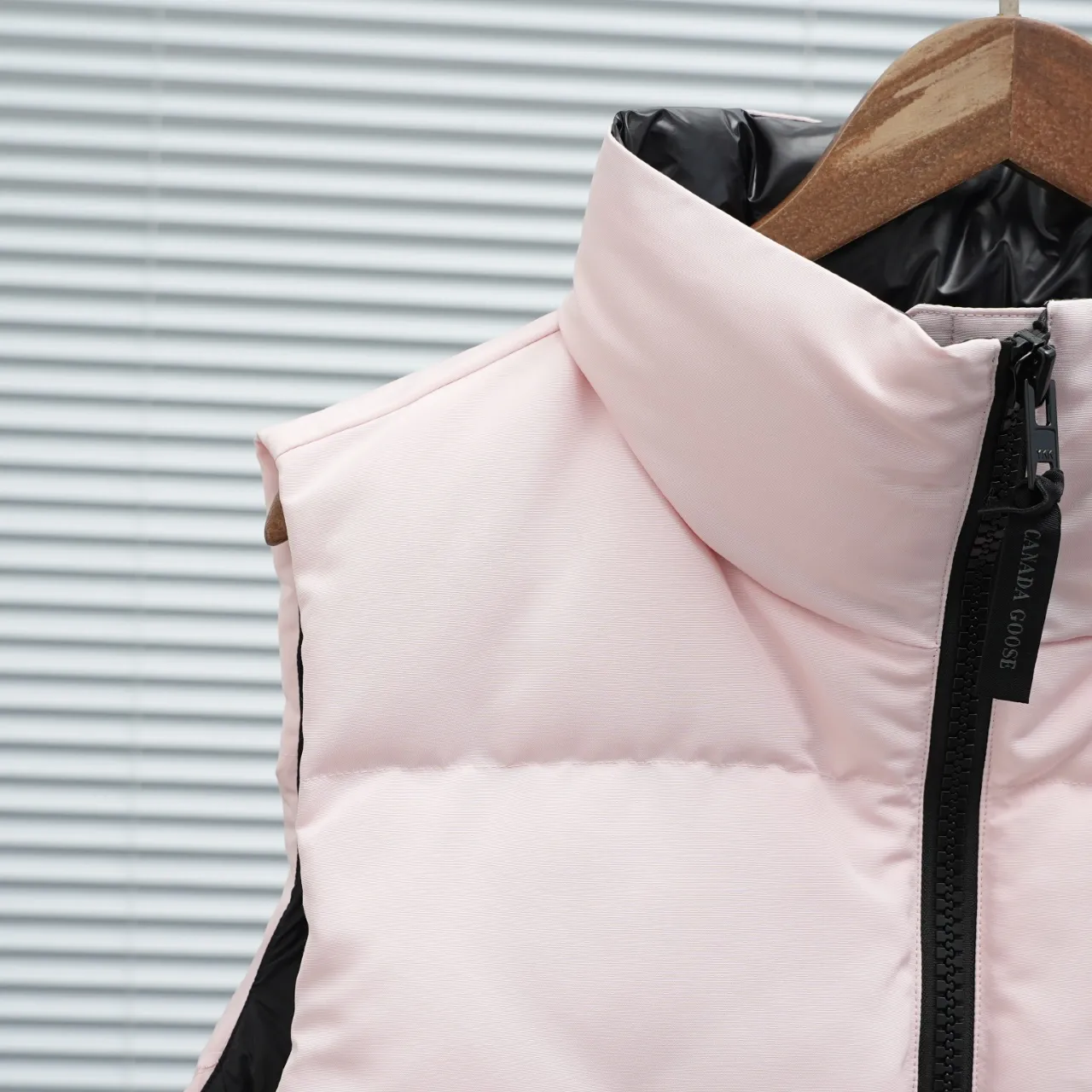 P600 2267WB Grandview black label women's short vest. Constructed from Arctic Tech recycled fabric®, it features a cinchable hem for sleek styling and storage. Color: Pink Size: XS S M L XL